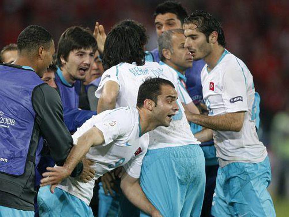 Turki ostajajo v boju za četrtfinale.