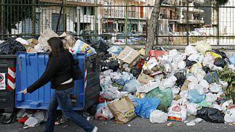 Neapelj se že več let sooča s kupi smeti.