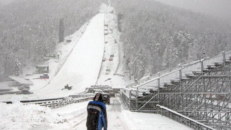 Planico je pobelil sneg.