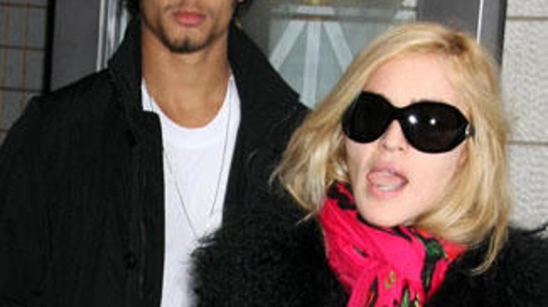 Madonna dobro skrbi za svojega Jesusa.