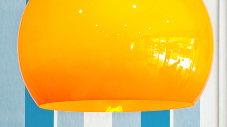 V dnevni sobi so primerna svetila, namenjena sproščanju; takšna, ki oddajajo bla