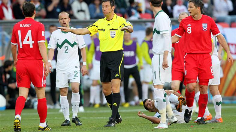 Sodnik Stark (na SP v JAR je sodil tudi Sloveniji na tekmi proti Angliji) je kam