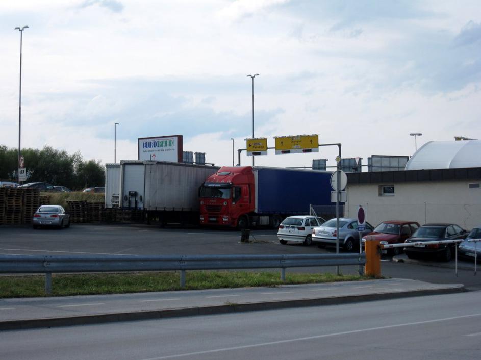 Vozniki tovornjakov opozarjajo na slabe razmere.