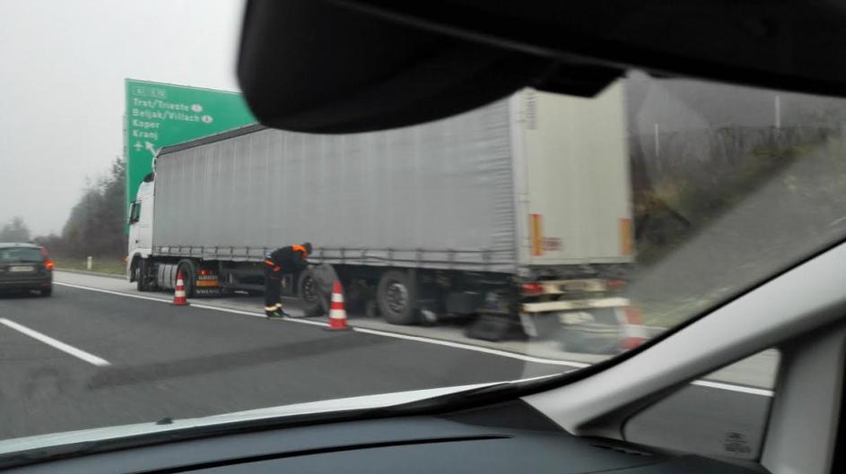 Tovornjak ob avtocedsti