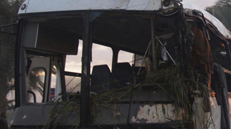 Sprednji del avtobusa, potem ko so ga potegnili iz kanala