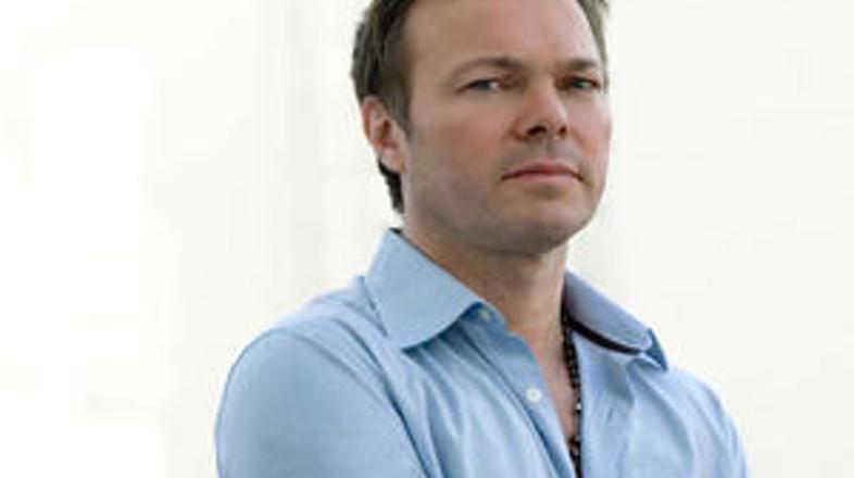 Udeleženci projekcije filma imajo prost vstop na večer s Petom Tongom. 