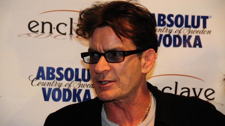 Charlie je, ko je bil še priseben, podpisal sanjsko pogodbo. (Foto: Flynet)