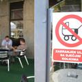 Vozičkom prepovedan vhod v lokalu Dem v Karlovcu