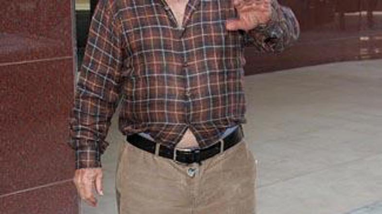 Peter izgublja boj z demenco.