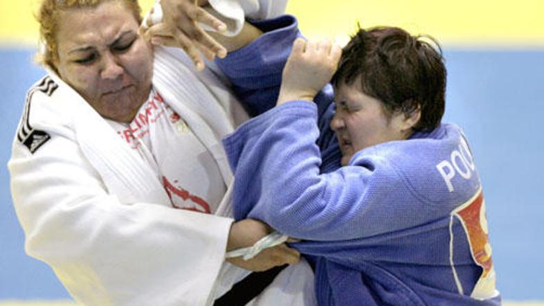 Lucija Polavder (desno) je izpadla že v drugem kolu.