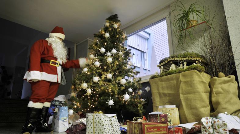 slovenija 18.12.12, Postanite dedek Mraz, Dedek Mraz, ZMP, Zurnal, obdaritev otr