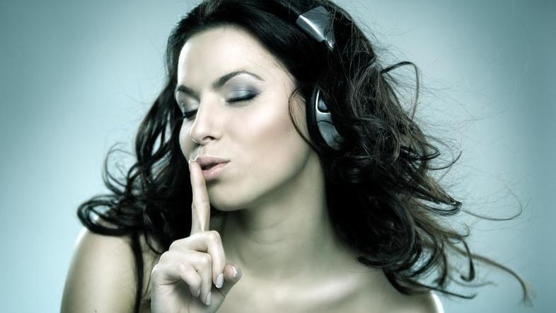 Slušalke so lahko sluhu nevarne. (Foto: Shutterstock)