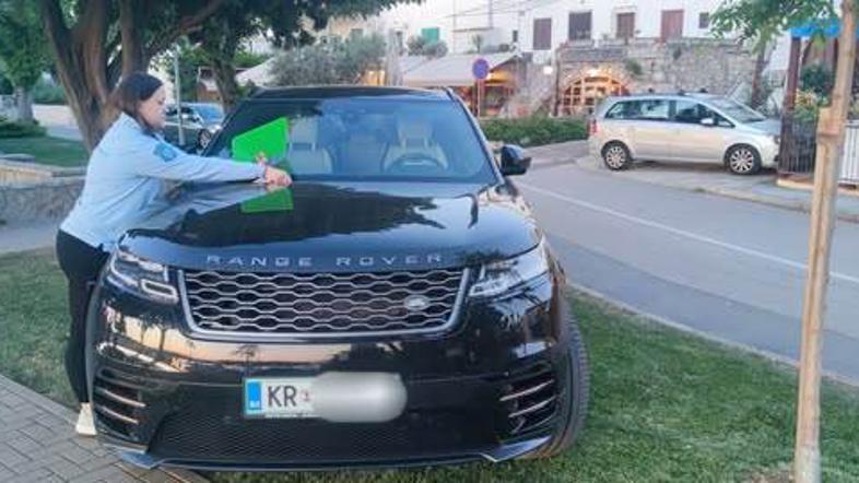 Napačno parkiranje slovenskega avta na Krku