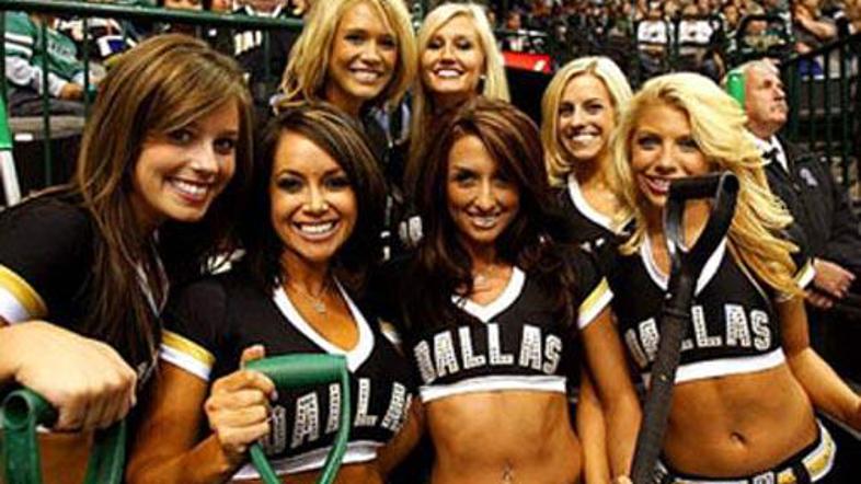 Ice girls poskrbijo, da temperatura pri gledalcih ostane visoka tudi med odmori.