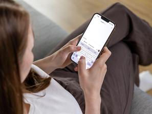 najstnica uporablja ChatGPT na telefonu