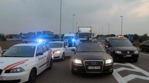 V torek zvečer je 200 taksistov v znak protesta blokiralo dostop do letališča v 