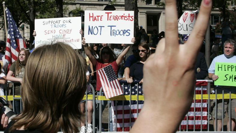 Po navedbah organizatorjev je protestiralo okoli 10.000 ljudi.