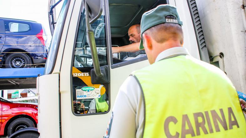 nadzor policistov in carinikov