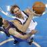 Dirk Nowitzki in Nick Collison 