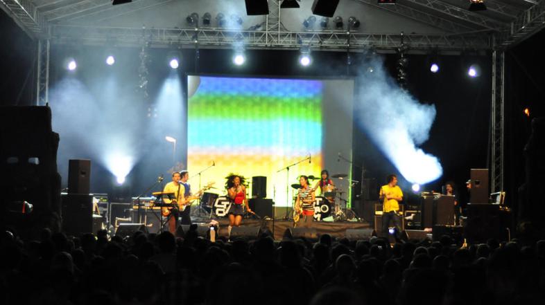 V petek so nastopili tudi britanski The Go! Team.