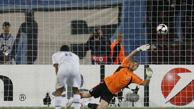 Španec Iker Casillas je najglasnejši v kritikah nove žoge Lige prvakov.