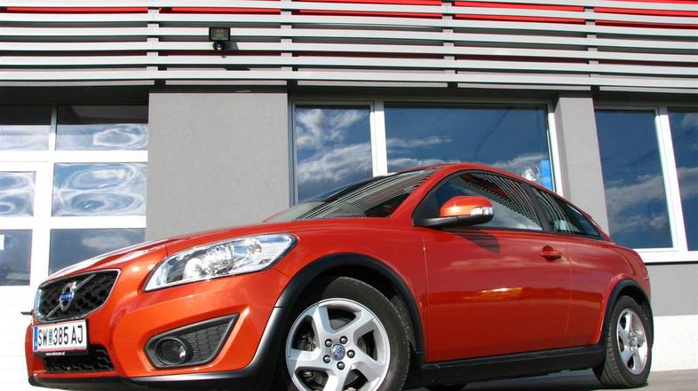 Oblikovno je, čeprav je na trgu že kar nekaj časa, še vedno posebnež, na voljo p