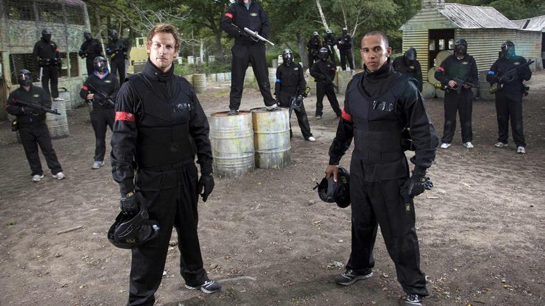 Lewis Hamilton, sam se ima za ninjo, in Jenson Button na paintballu. (Foto: Reut