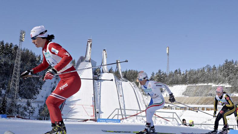 Sonce in kulisa skakalnic v Lahtiju. In nova zmaga Norvežanke Bjoergenove. (Foto
