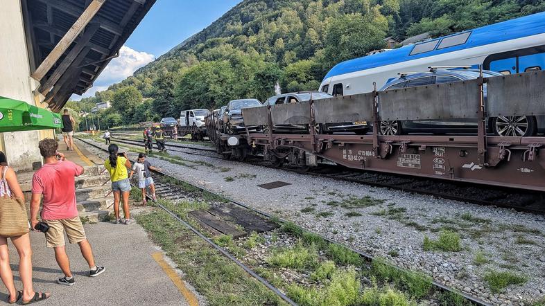 vlak železniška postaja Most na Soči