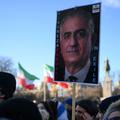 protestniki s fotografijo Reze Pahlavija