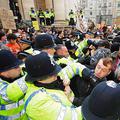 Na londonskih ulicah se je zbralo okoli štiri tisoč protestnikov, ki so se pred 