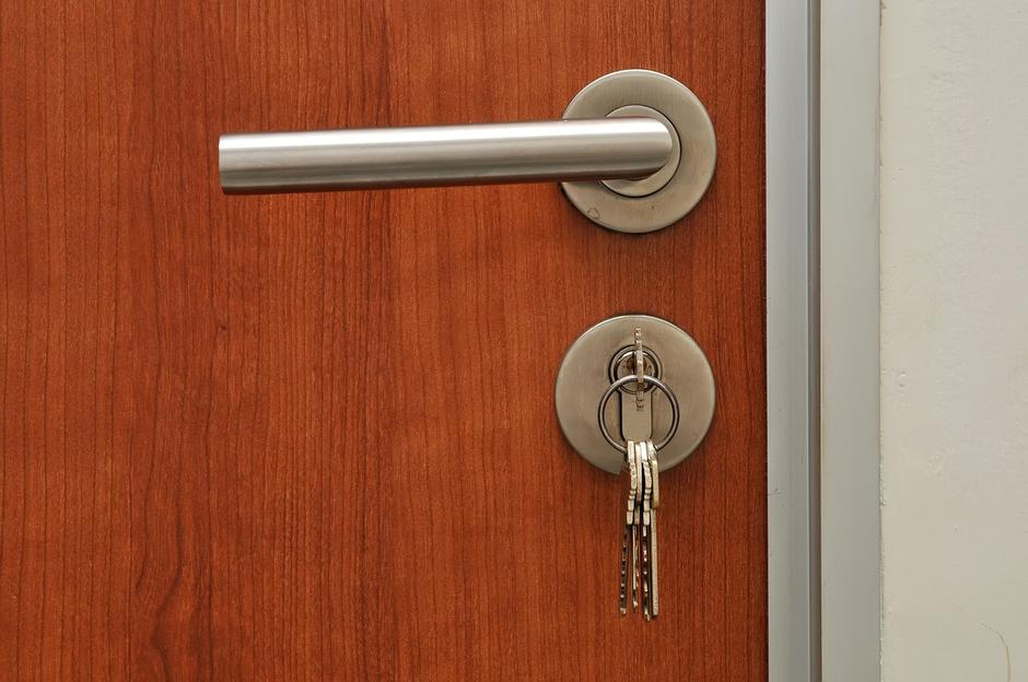 vhodna vrata stanovanja s ključi | Avtor: Profimedia