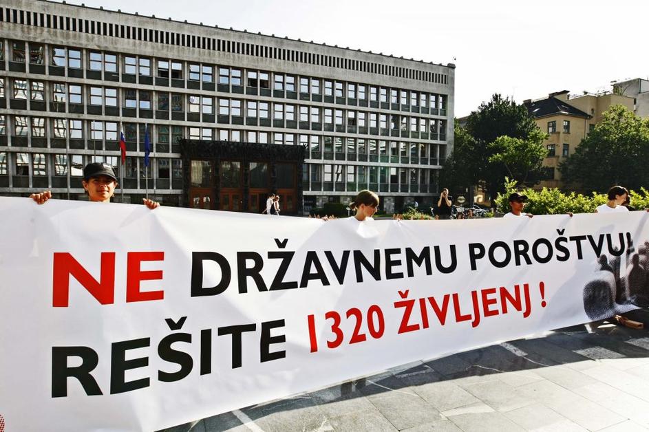 Protest proti Tešu pred DZ