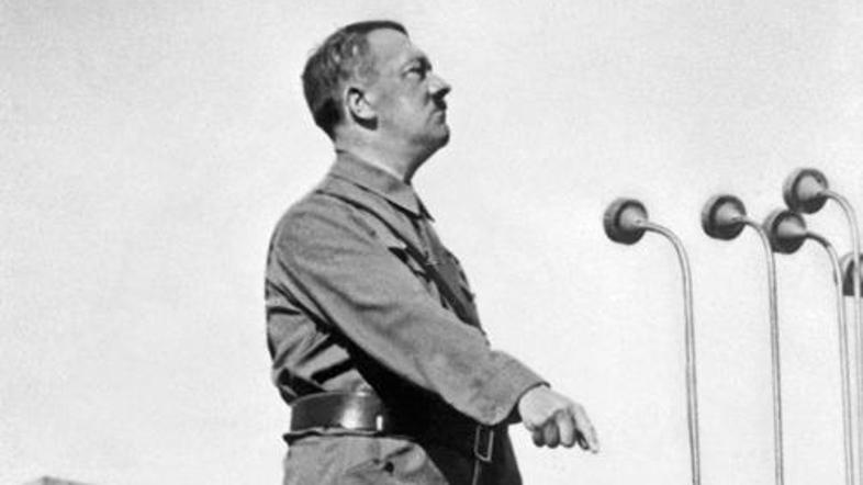 Pesmi o Hitlerjevih modih naj bi Britancem dvigale moralo, ker so sporočale, da 