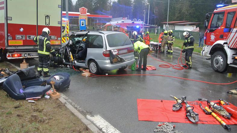 Prometna nesreča, avto trčil v tovornjak