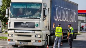 nadzor policistov in carinikov