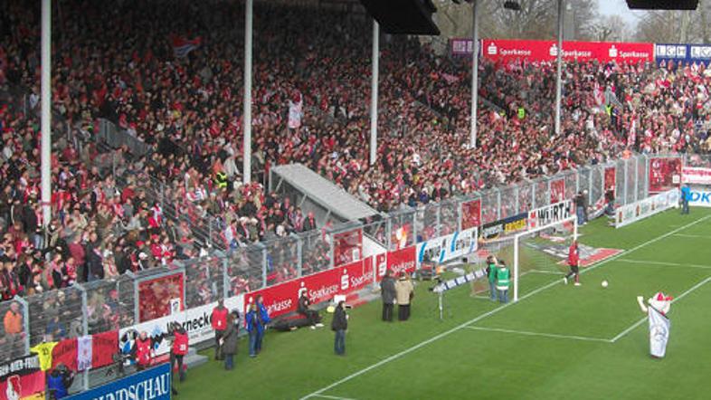 Severna tribuna z najbolj gorečimi privrženci Cottbusa je dvakrat eksplodirala.