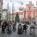 V okviru akcije revije Element so invalidi na Prešernovem trgu v Ljubljani opozo