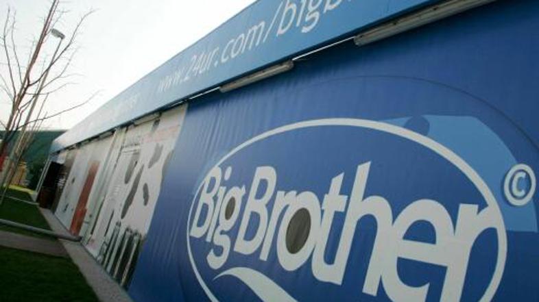 Od zunaj je hiša enaka, notranjost pa spominja na razpadajočo sto let staro hišo