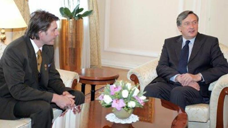 Predstavniki čebelarske zveze so predsedniku Danilu Türku predstavili problem.