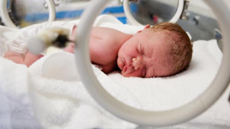 Novorojenček je pred pogrebom oživel (fotografija je simbolna).