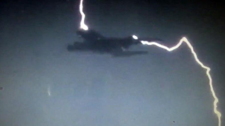 Posnetek razkriva kruto dejstvo, da sta letalo družbe Emirates Airlines tik pred