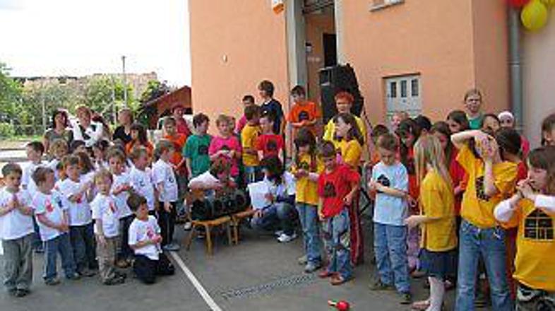 Malčki iz Loke pri Zidanem Mostu so gostovali v domu upokojencev.