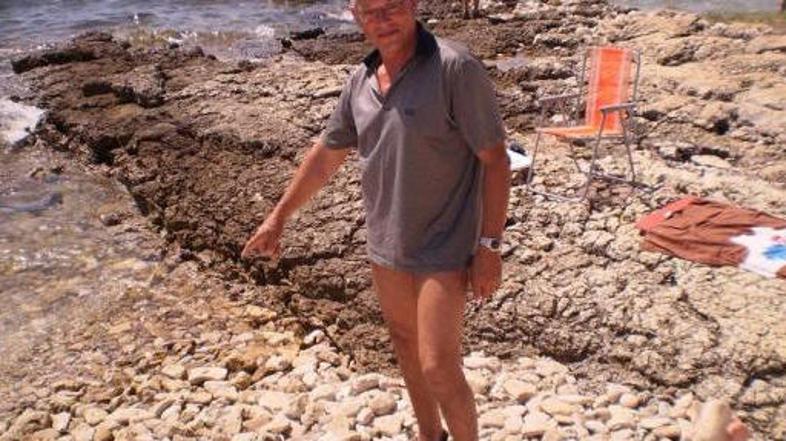 Gunther kaže kraj, kjer je Slovencu rešil življenje.