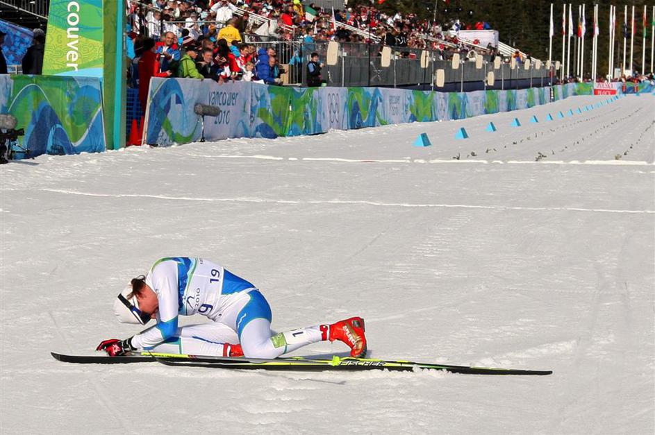 Petra Majdič se je po prihodu v cilj zgrudila v bolečinah. (Foto: www.alesfevzer