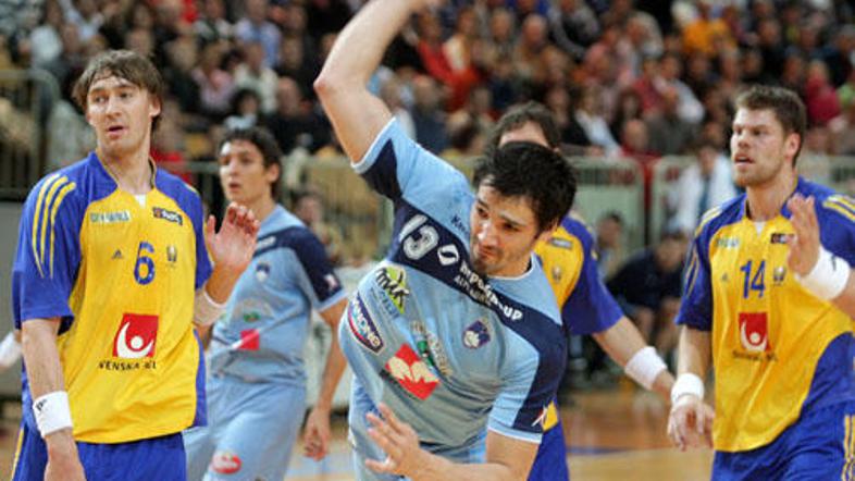 Zaradi poškodbe Uroša Zormana je vlogo prvega organizatorja igre prevzel David Š