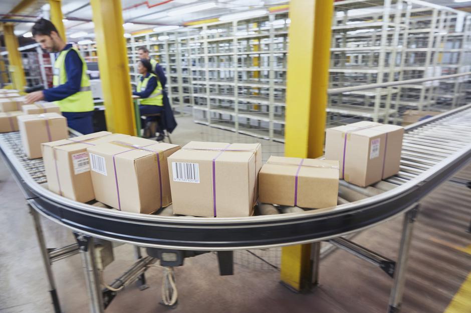 Delavec ureja pakete | Avtor: Profimedia