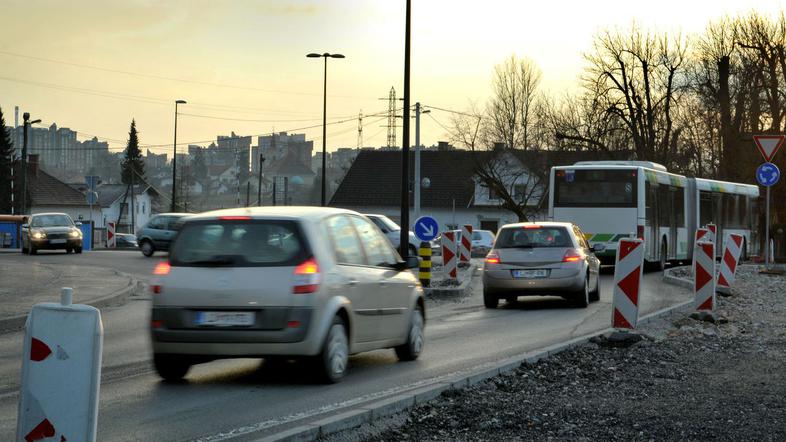 Zaradi del na Ježici bo zaprt del Obvozne ceste pred krožiščem. (Foto: Anže Petk