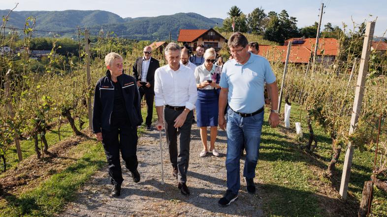 Robert Golob ob ogledu škode