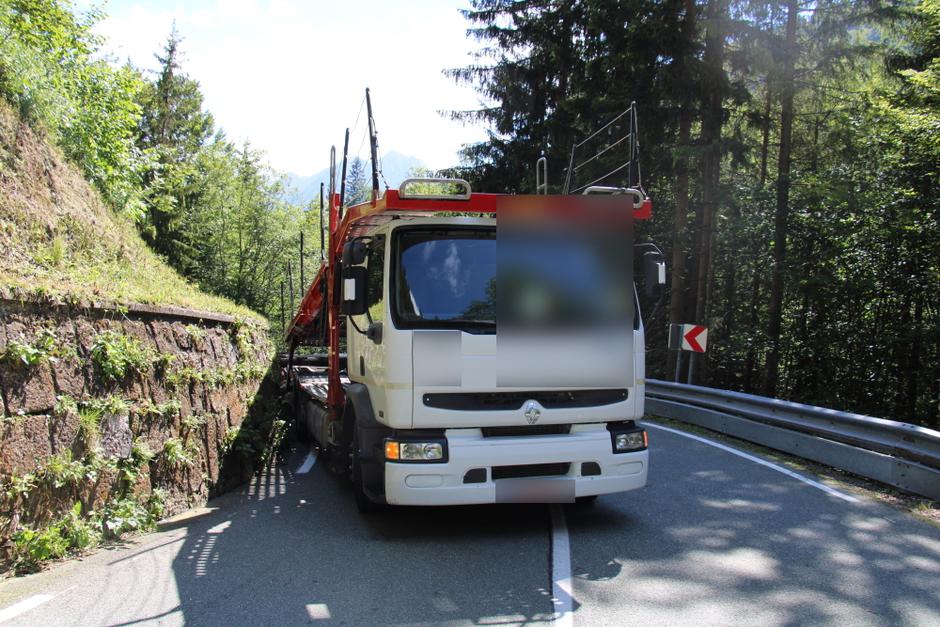 Kamion, tovornjak s prikolico, Korensko sedlo | Avtor: PU Kranj